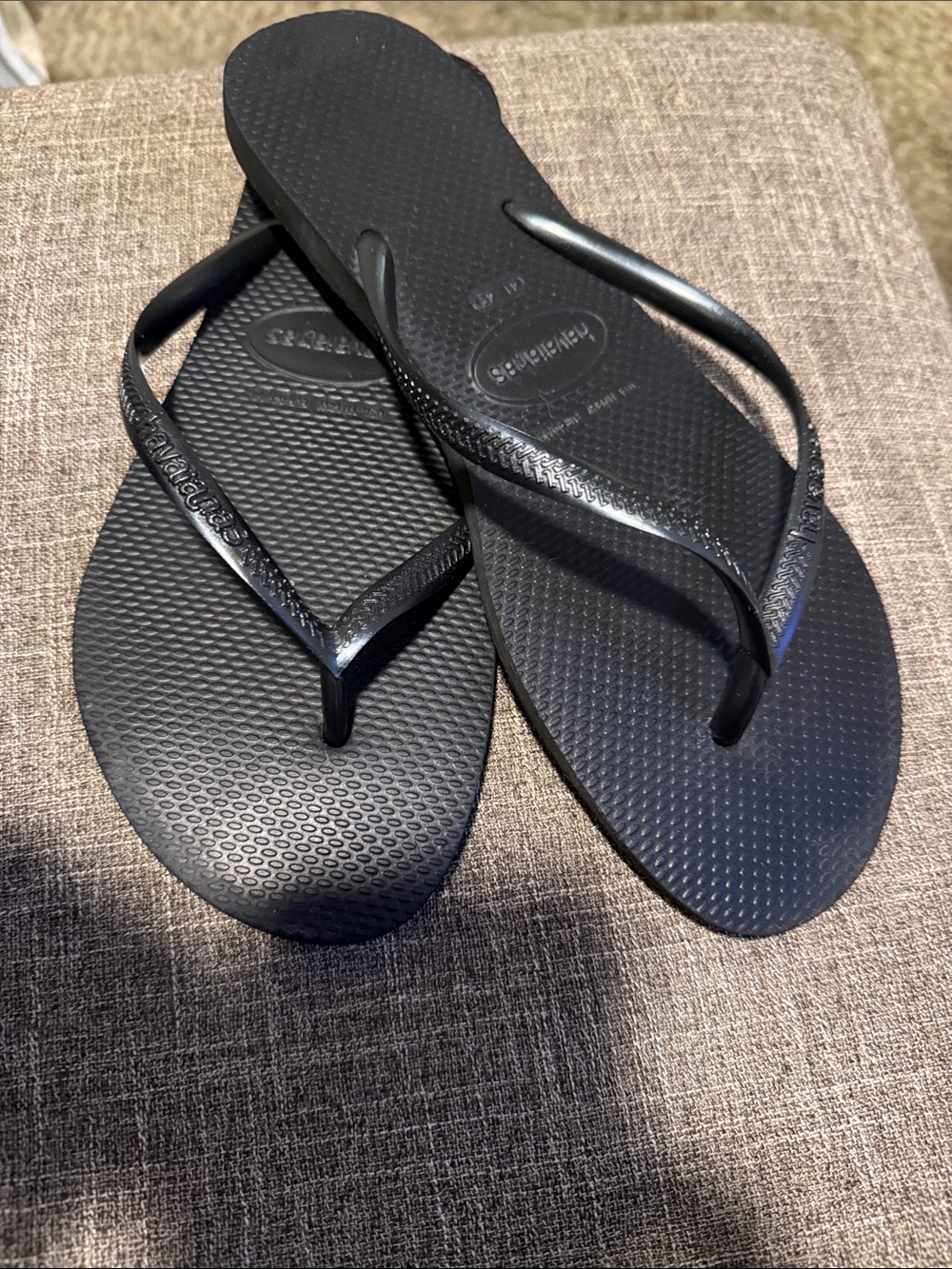 Woman’s Black Havaianas flip flops